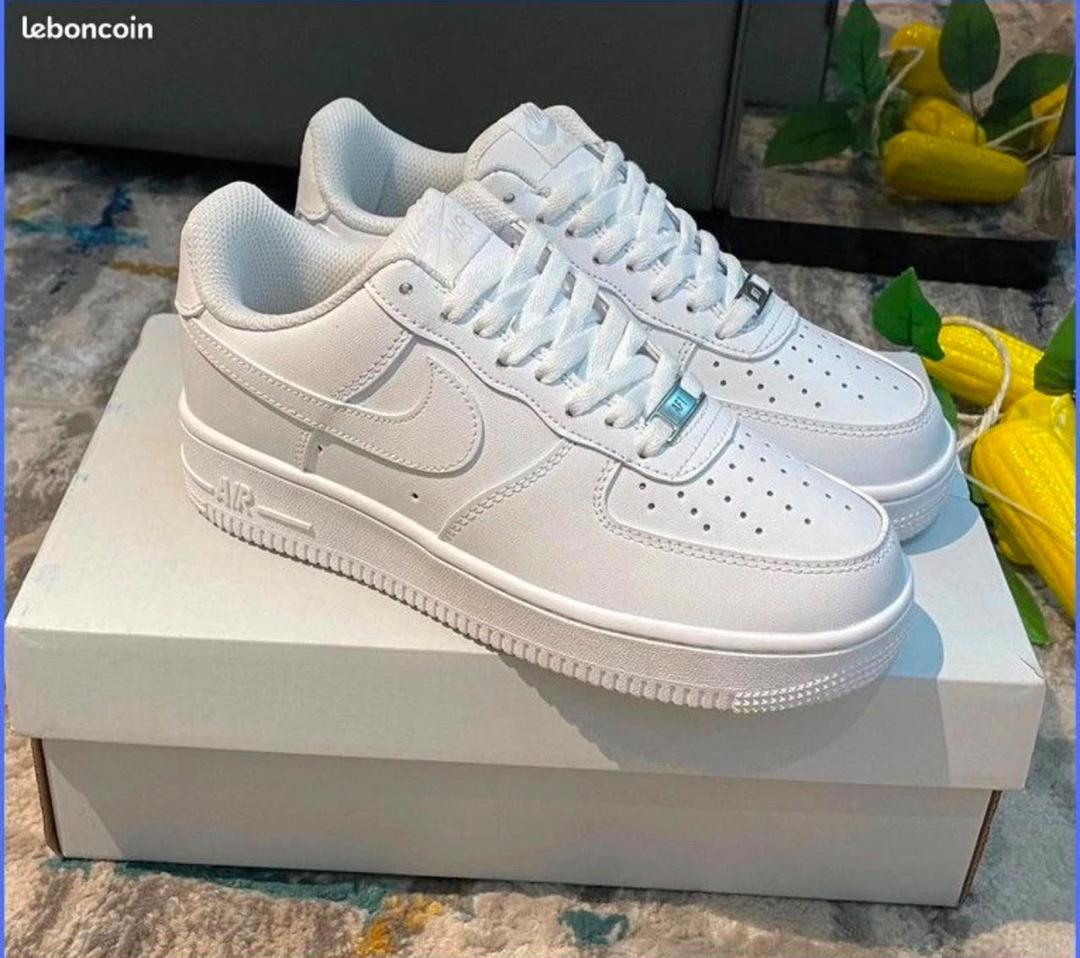 NIKE AIR FORCE 1 ALL WHITE